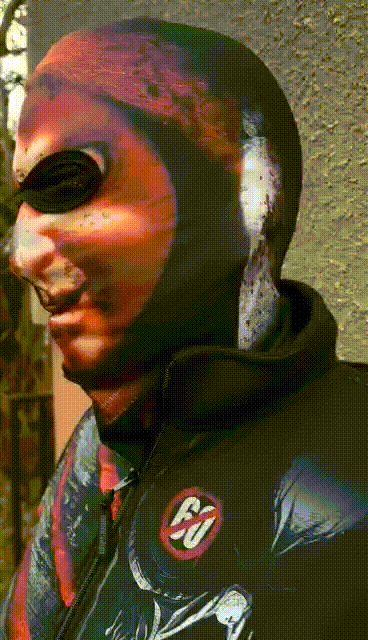 kominiarka laleczka chucky