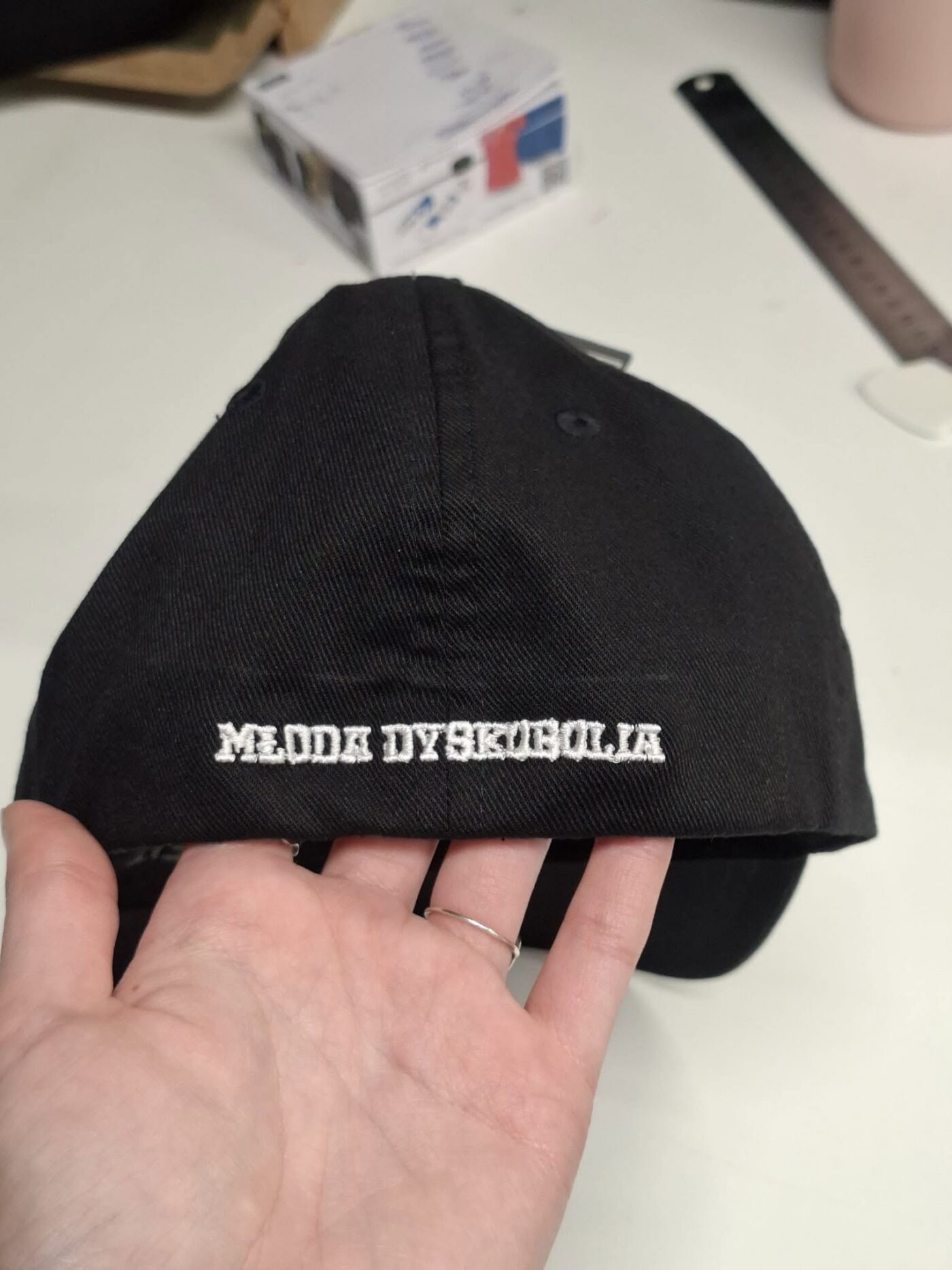 Czapki z daszkiem na zamówienie - przykład produkcji