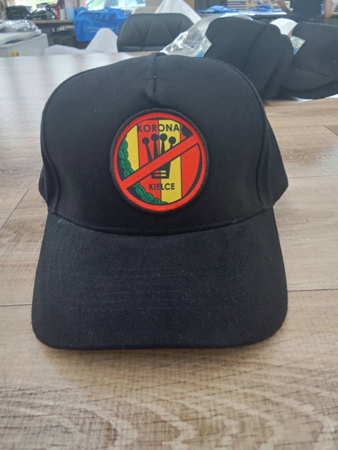 Czapki z daszkiem - przykład personalizacji i wykonania