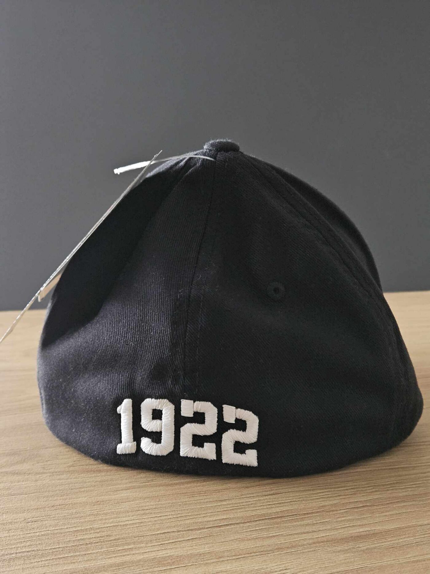 Czapki z daszkiem - przykład personalizacji i wykonania