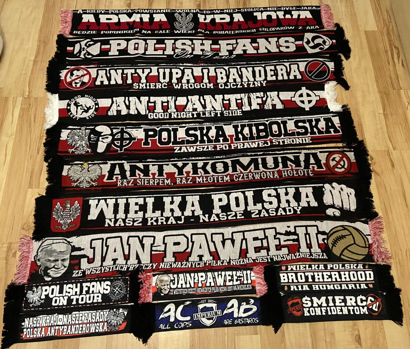 Szaliki produkowane przez Imperium Produkcja
